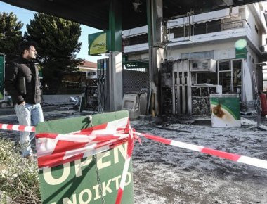 Καρέ-καρέ η τοποθέτηση των εκρηκτικών στο βενζινάδικο στην Ανάβυσσο από αγνώστους!